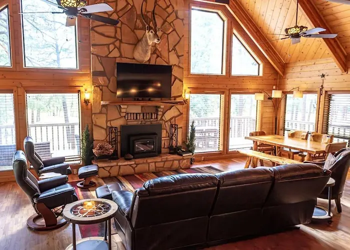 The Large Cabin, 17 Acres, Playground, Forest Access *