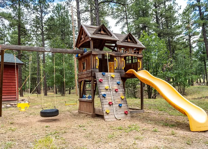 The Large Cabin, 17 Acres, Playground, Forest Access *