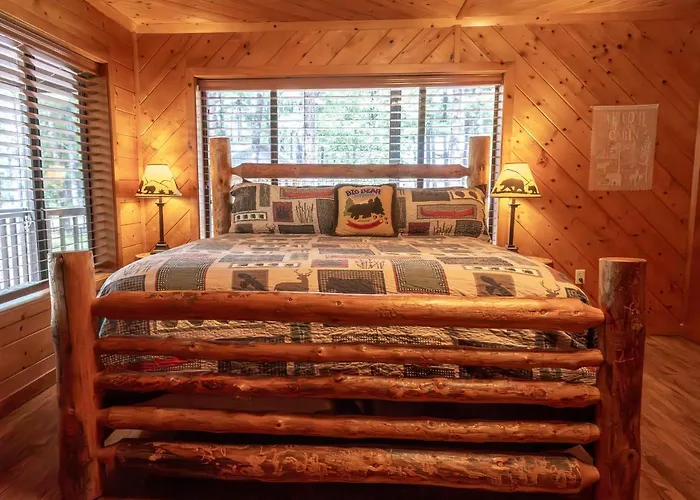The Large Cabin, 17 Acres, Playground, Forest Access Holiday home *