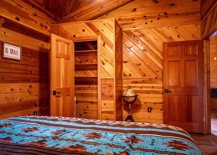The Large Cabin, 17 Acres, Playground, Forest Access Holiday home *