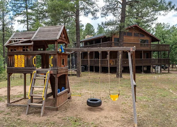 The Large Cabin, 17 Acres, Playground, Forest Access
