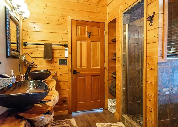 Holiday home The Large Cabin, 17 Acres, Playground, Forest Access *