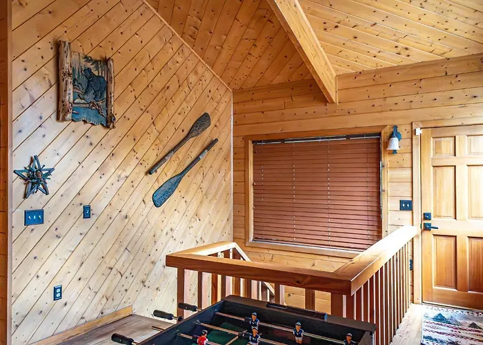 The Large Cabin, 17 Acres, Playground, Forest Access *