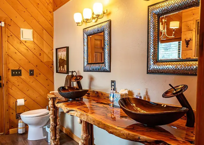 The Large Cabin, 17 Acres, Playground, Forest Access Holiday home