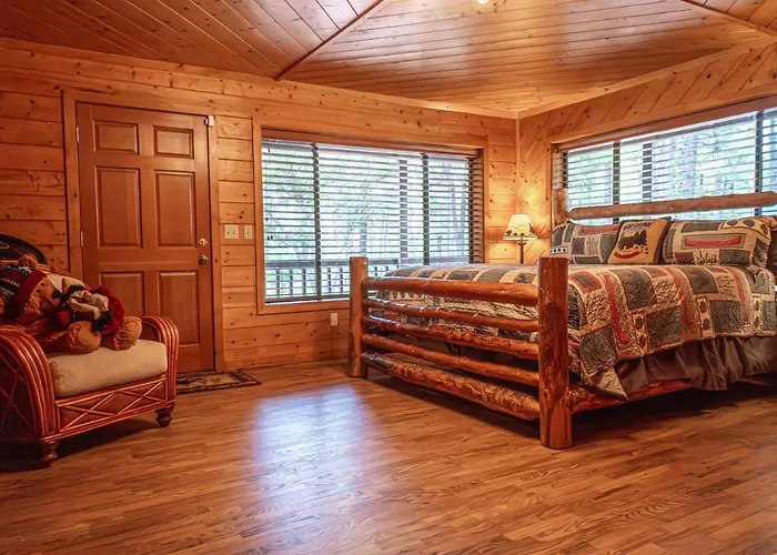 Holiday home The Large Cabin, 17 Acres, Playground, Forest Access *