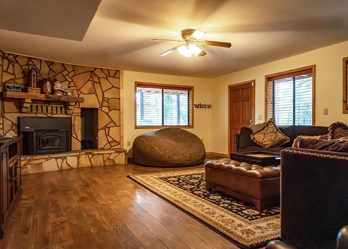 The Large Cabin, 17 Acres, Playground, Forest Access *