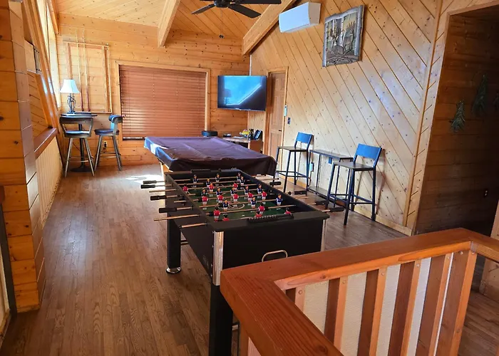 The Large Cabin, 17 Acres, Playground, Forest Access Holiday home *
